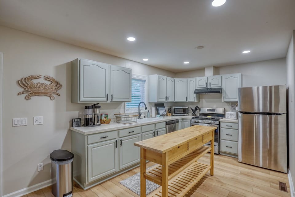 Fully stocked kitchen. Extra features - crockpot, griddle, coffee maker