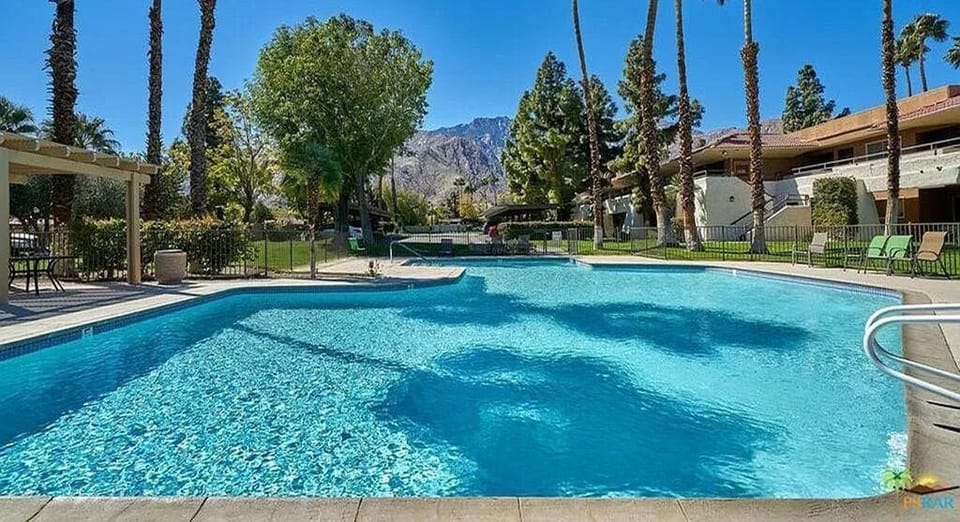 Swimming pool and Jacuzzi a few steps from the Condo