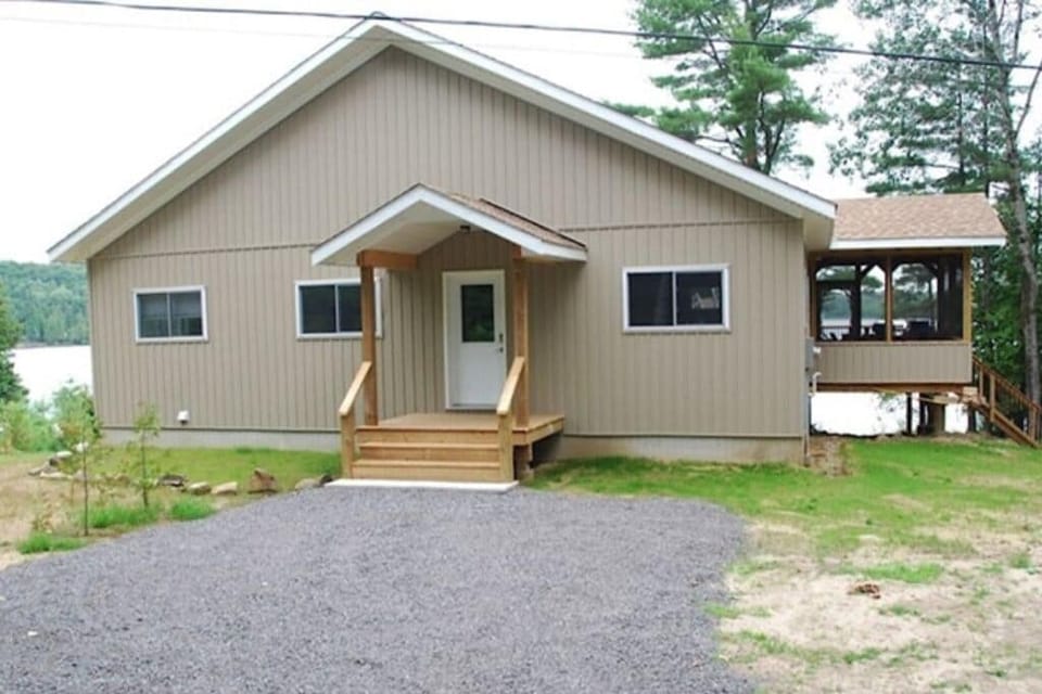 Exterior: Modern cottage rentals in Haliburton
