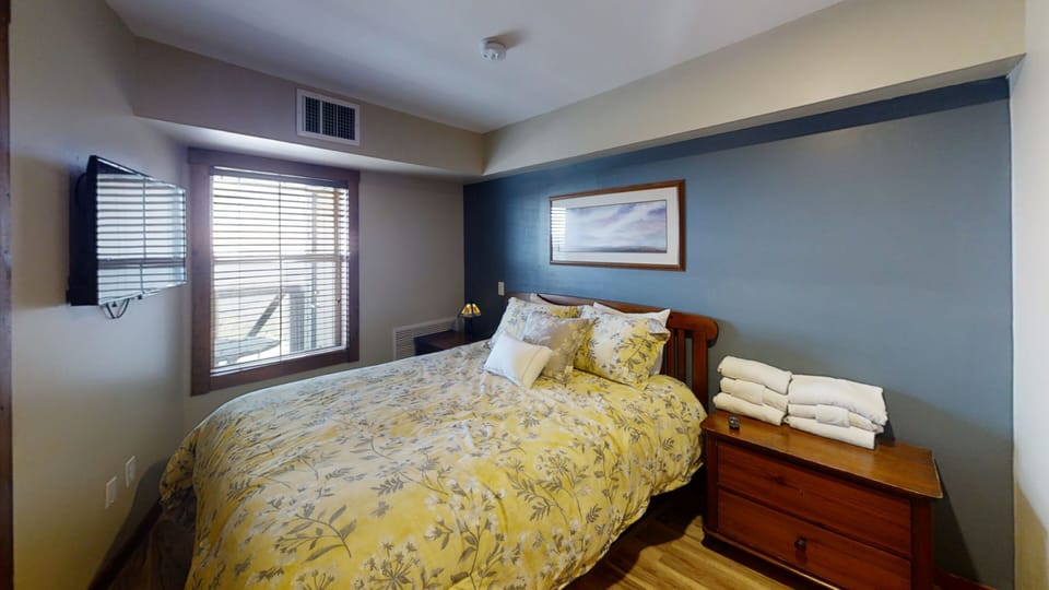 Indoors, Home Decor, Bed, Furniture, Lamp