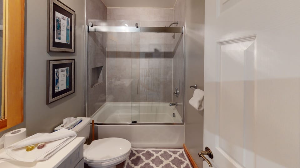 Indoors, Sink, Sink Faucet, Bathtub, Tub