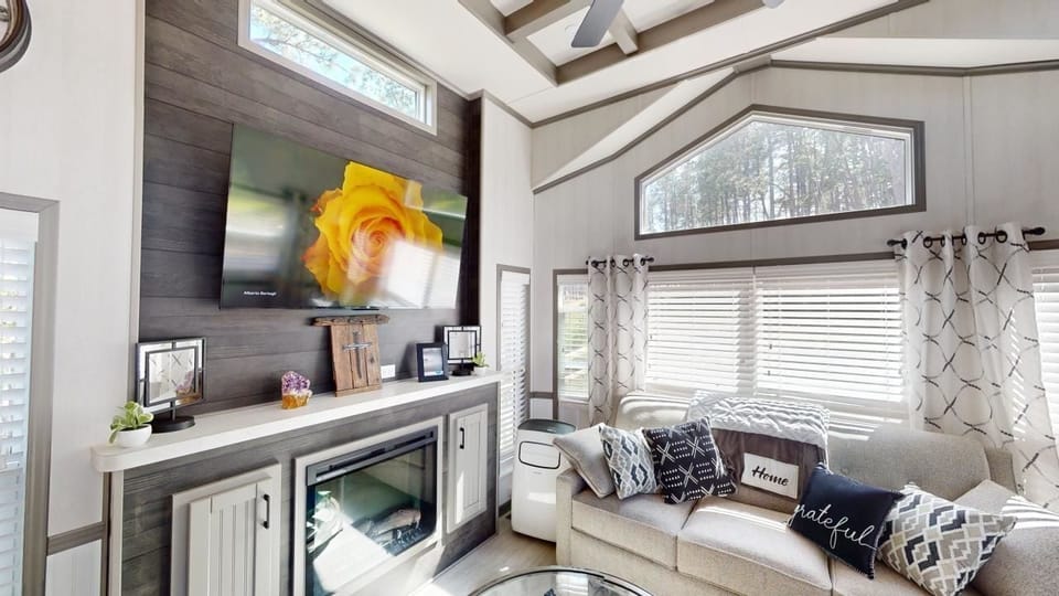 Cozy Living room with fire plae 