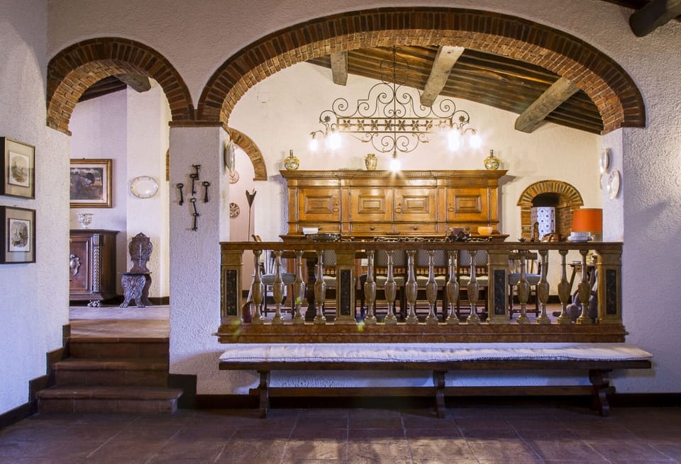 Wood, Building, Symmetry, Baluster, Ceiling, Font, Hardwood, Arch, Wood Stain, Flooring