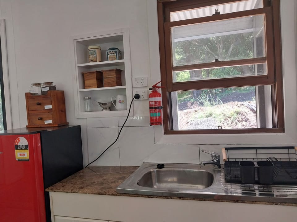 kitchenette no stove 