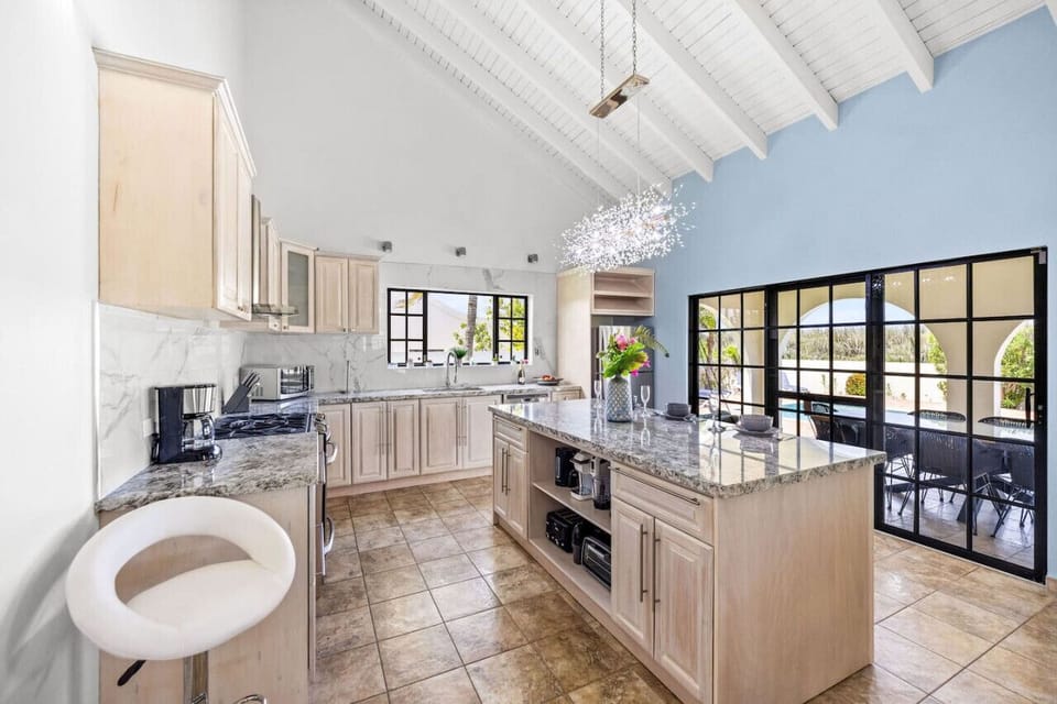 Fully equipped with state-of-the-art cooking appliances that make it suitable for preparing any meal, whether a simple breakfast, quick snack, or a three-course gourmet dinner. Spacious countertops and a large island provide plenty of room.