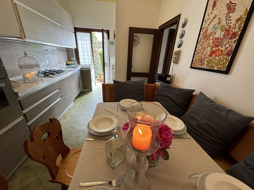 Table, Furniture, Property, Tableware, Building, Cabinetry, Interior Design, Chair, Comfort, Wood