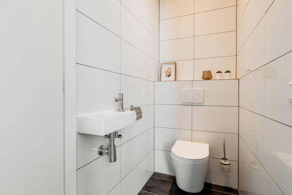 A stylish, modern toilet space where you can relax after a day exploring Tilburg Center, Efteling, or Beekse Bergen. Comfort meets convenience!