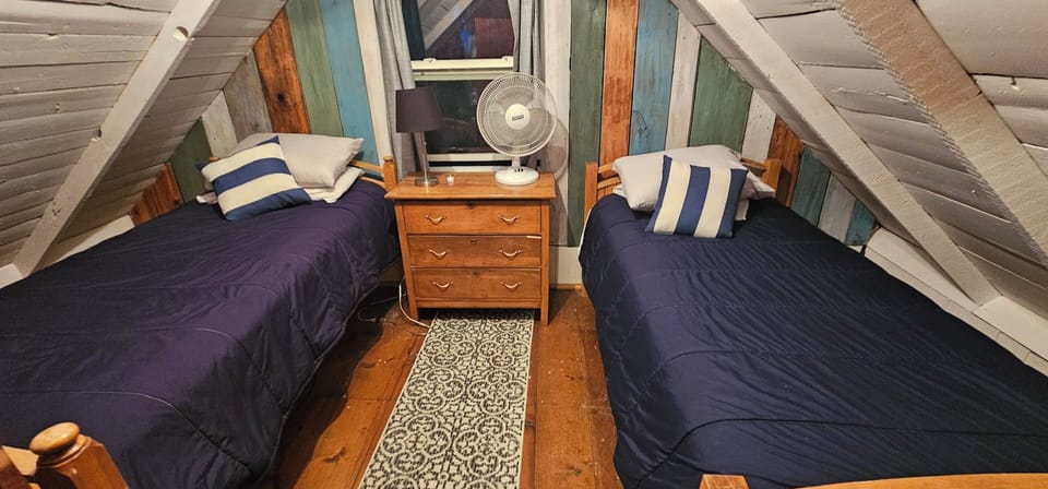 Bedroom - 2 single beds
