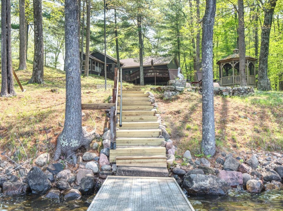 Steps from west dock to Cabin