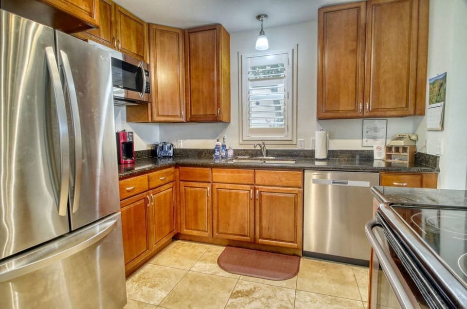 Fully outfitted kitchen to create a perfect Hawaiian dinner w/ friends or family