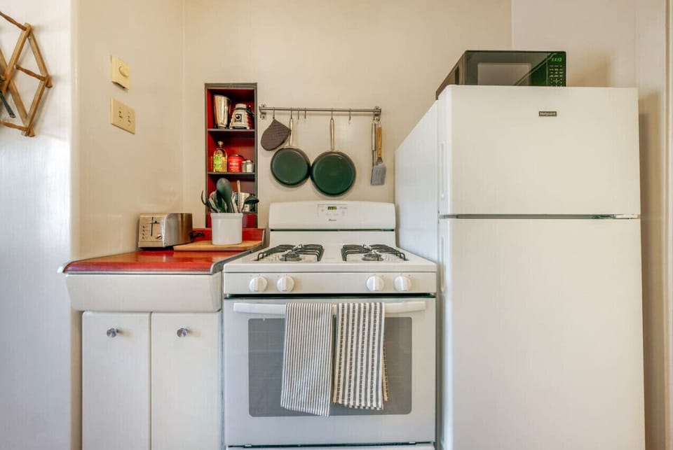 Well-equipped kitchen, fully stocked and ready for your stay (no dishwasher)