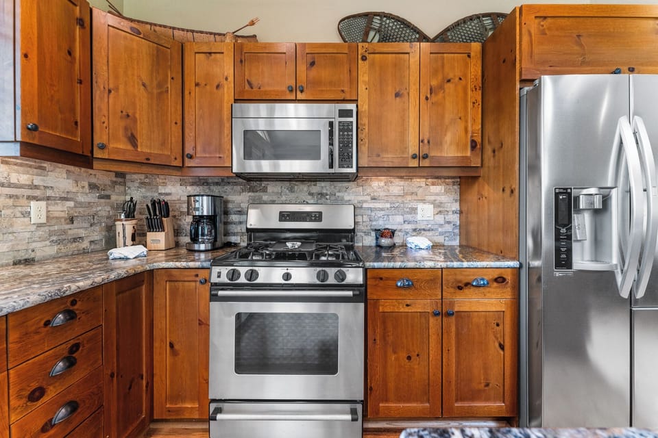 Full-size kitchen with granite countertops and stainless steel appliances.
