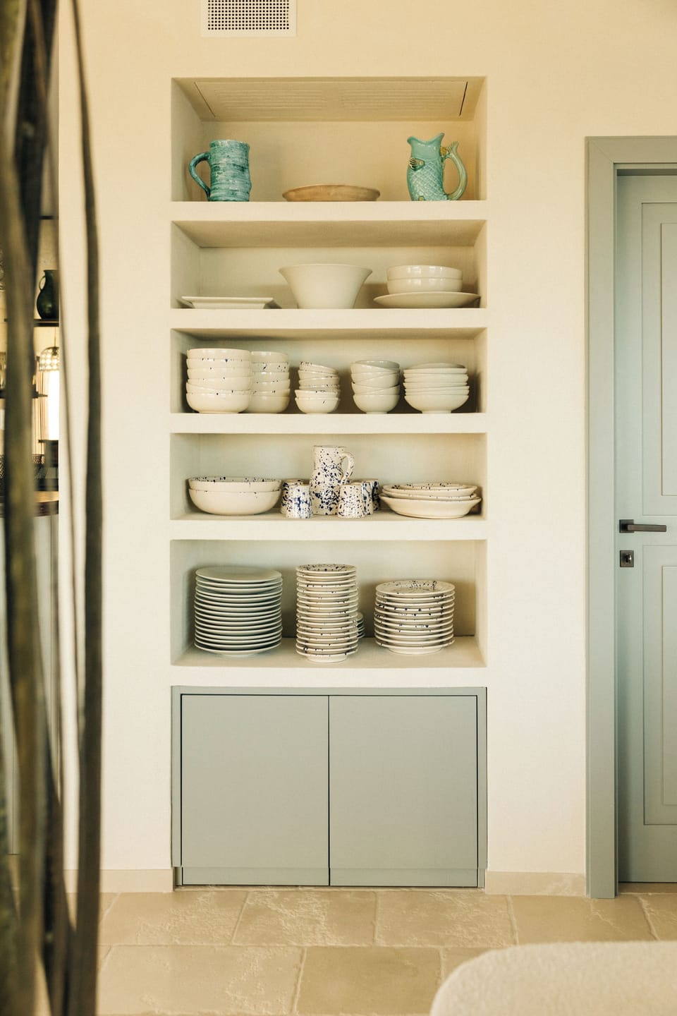 Traditional Puglia tableware adding a rustic touch to the kitchen.