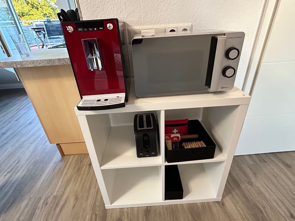 Kaffeevollautomat, Mikrowelle, Toaster, Wasserkocher