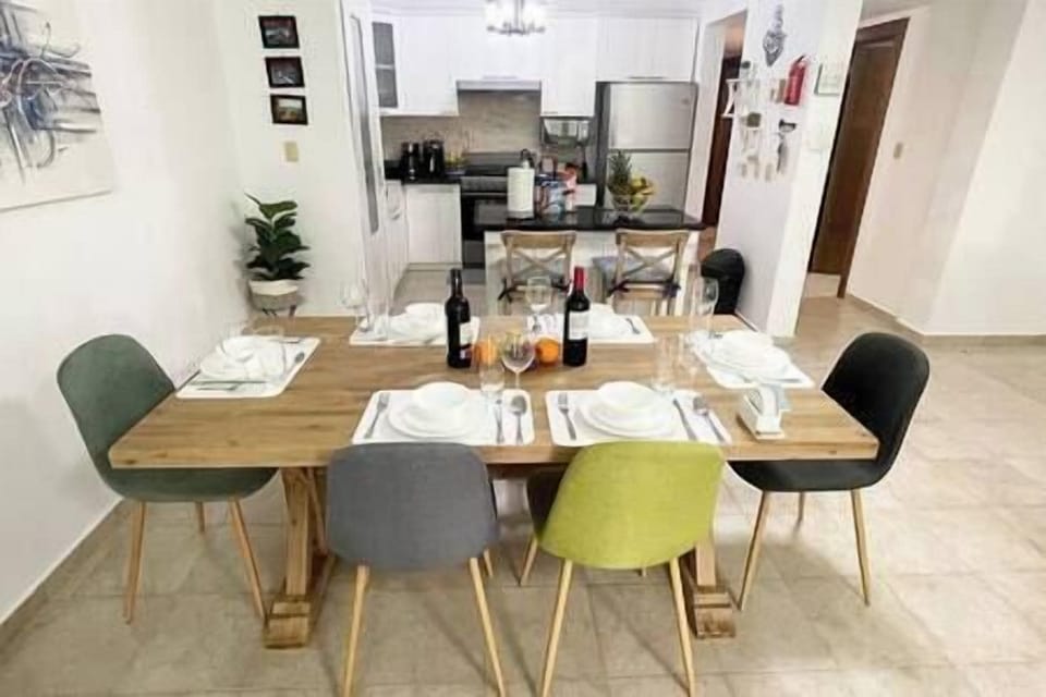 Comedor y cocina con desayunador / Dining room and kitchen with breakfast area