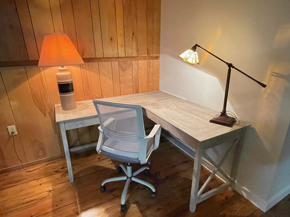 Office nook with highspeed Wifi.  Upstairs