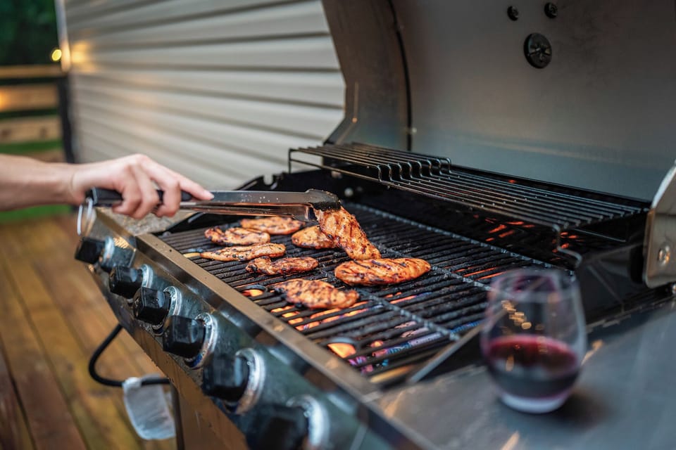 Grill & Chill Grill master? We got you. Full propane tank + grilling tools = let’s get that BBQ sizzling.