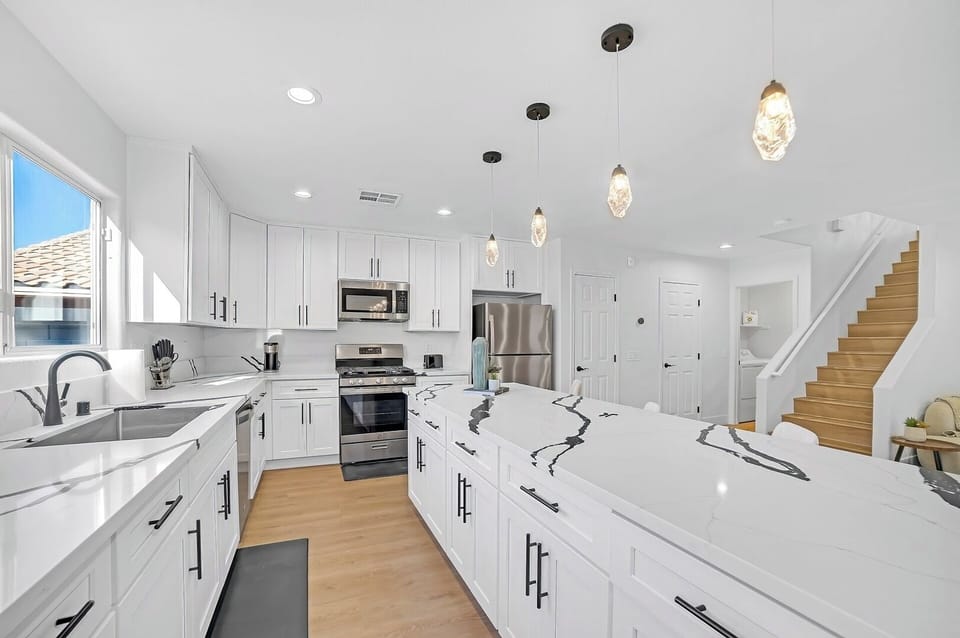 Bright, ventilated and roomy for home like cooking