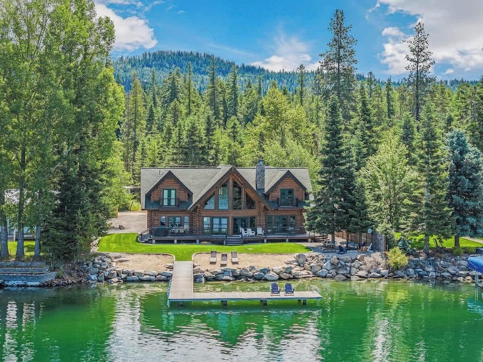 Beautiful waterfront log home in Sagle idaho