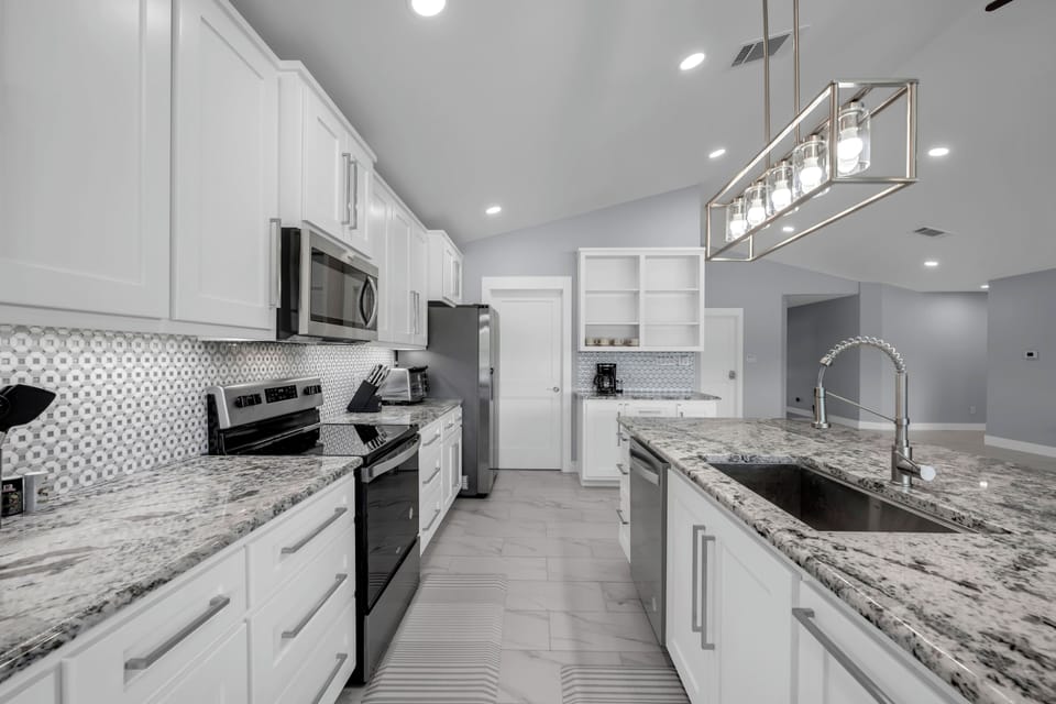 Full Kitchen with Large Pantry