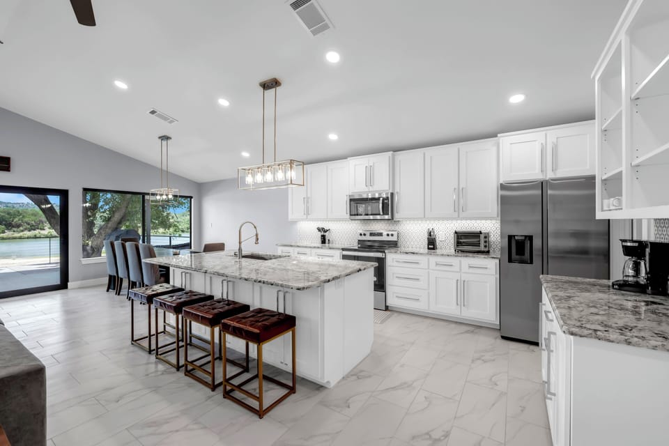 Full kitchen with 4 bar seating