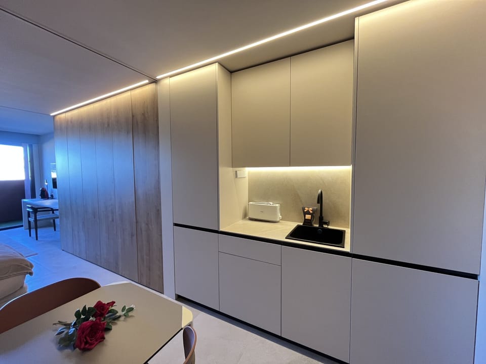 Small but cosy kitchen, with a modern design and equipped with everything you need to prepare your meals comfortably during your stay.