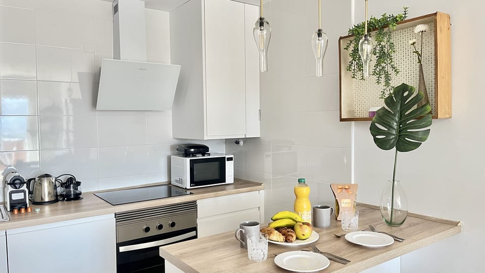 Modern and fully equipped kitchen, with a practical central island that provides more work space and becomes the perfect place to eat or share moments while cooking.