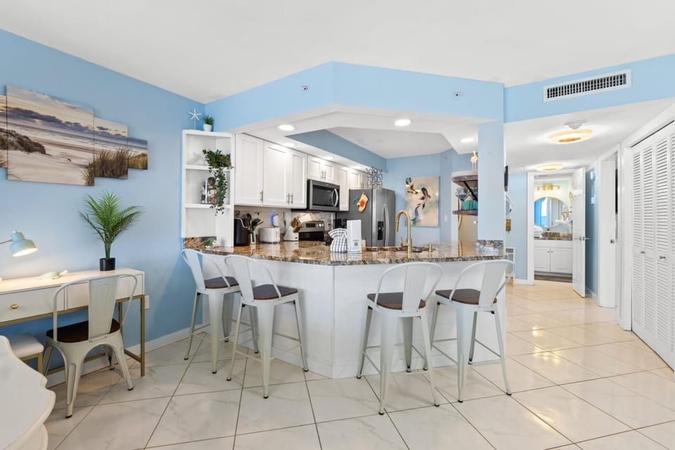 Kitchen with Breakfast Bar