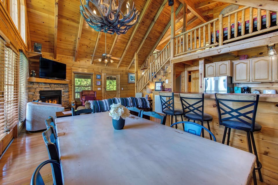 Edge of Glory dining table