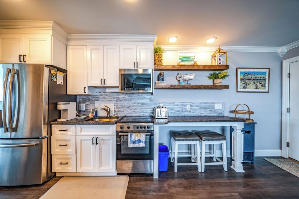 Mini kitchen area with amenities
