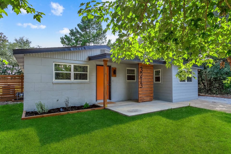 Mid-Century Charm Meets Modern Cool – Your Stylish Escape Starts Here!