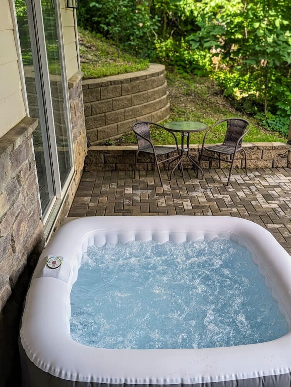 Just outside the master bedroom, relax in our hot tub surrounded by nature and scenic lakeside views. Enjoy the tranquil setting, lush greenery, perfect for evening drinks. Your private nature retreat awaits!