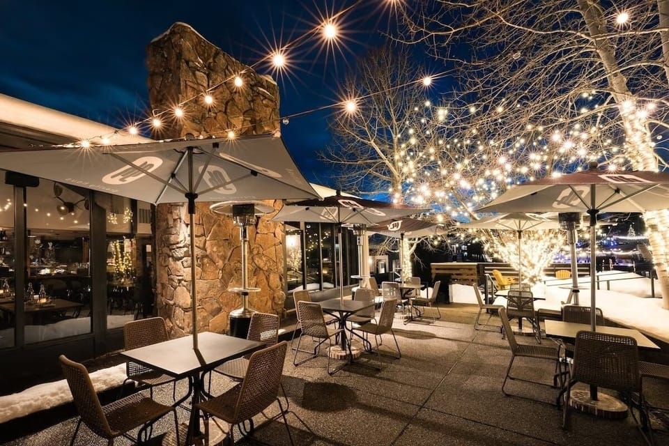 Unwind under twinkling lights with après drinks on the patio.