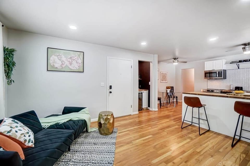 Built-In Wet Bar, Livingroom, Kitchen, Dining Area 