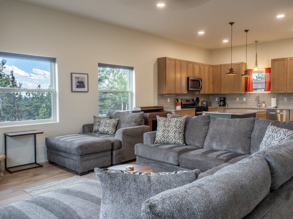 Open floor plan between kitchen and living room