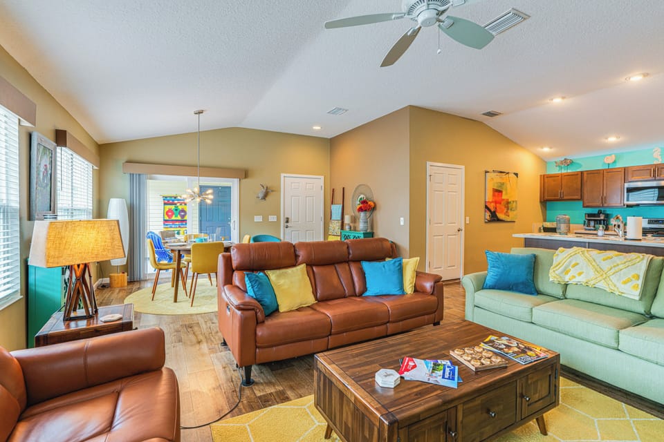 Living Room | Queen Sleeper Sofa | Free WiFi | Smart TV