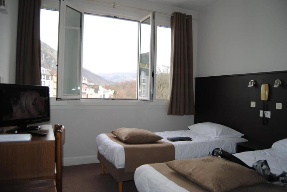 2 Twin beds