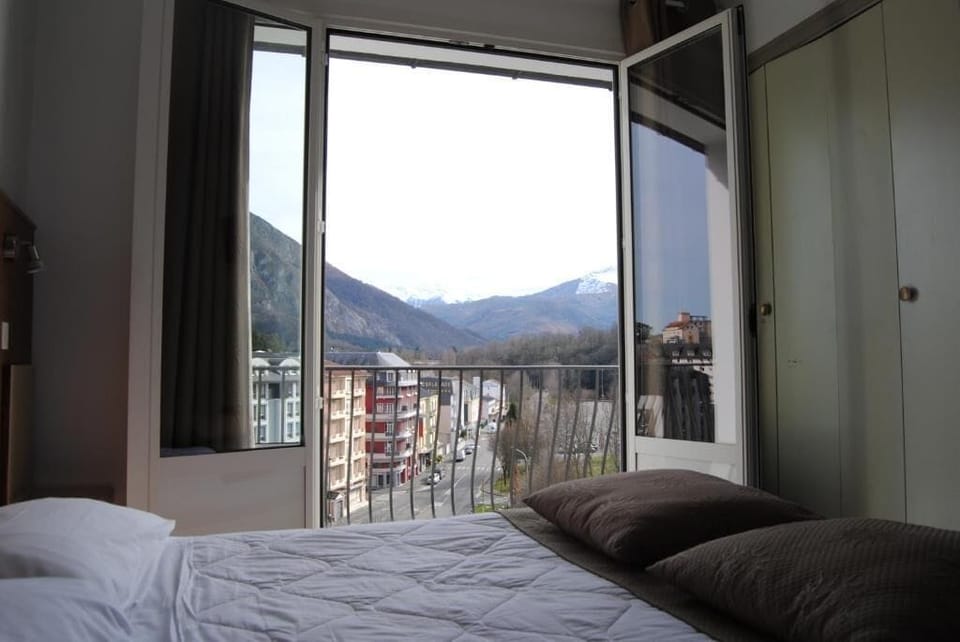 1 Double bed with mountain view