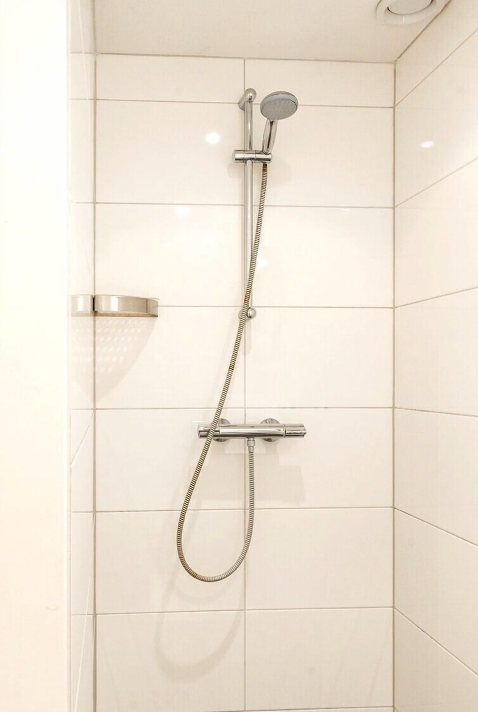  Moderne badkamer met regendouche in je privé vakantiehuis Zeeland.