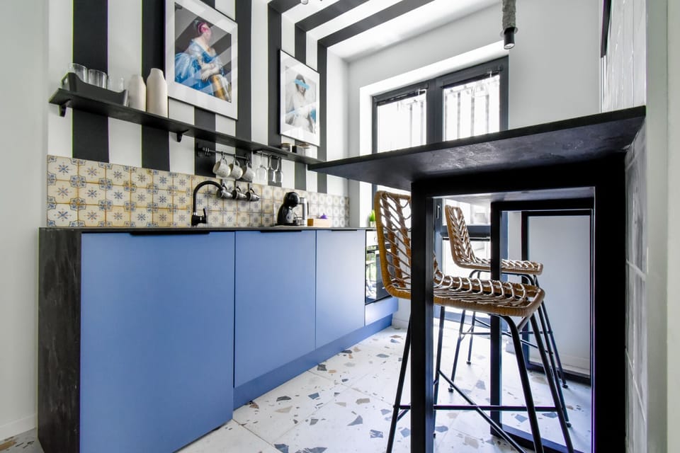 Eclectic Design: Immerse yourself in an environment filled with classic art pieces and a punk twist, creating a visually stimulating stay.