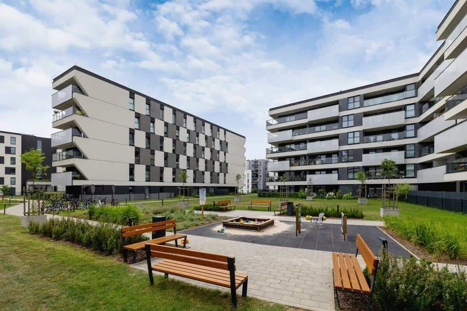 The building is close to charming restaurants and cafes. 