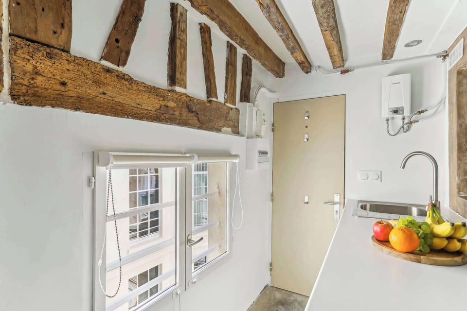 The kitchen and entrance area