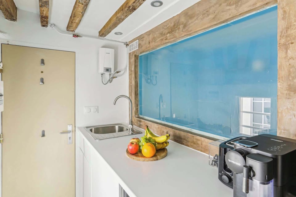 The kitchen and entrance area