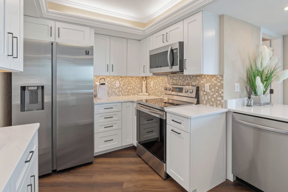 Full kitchen is well-equipped.
