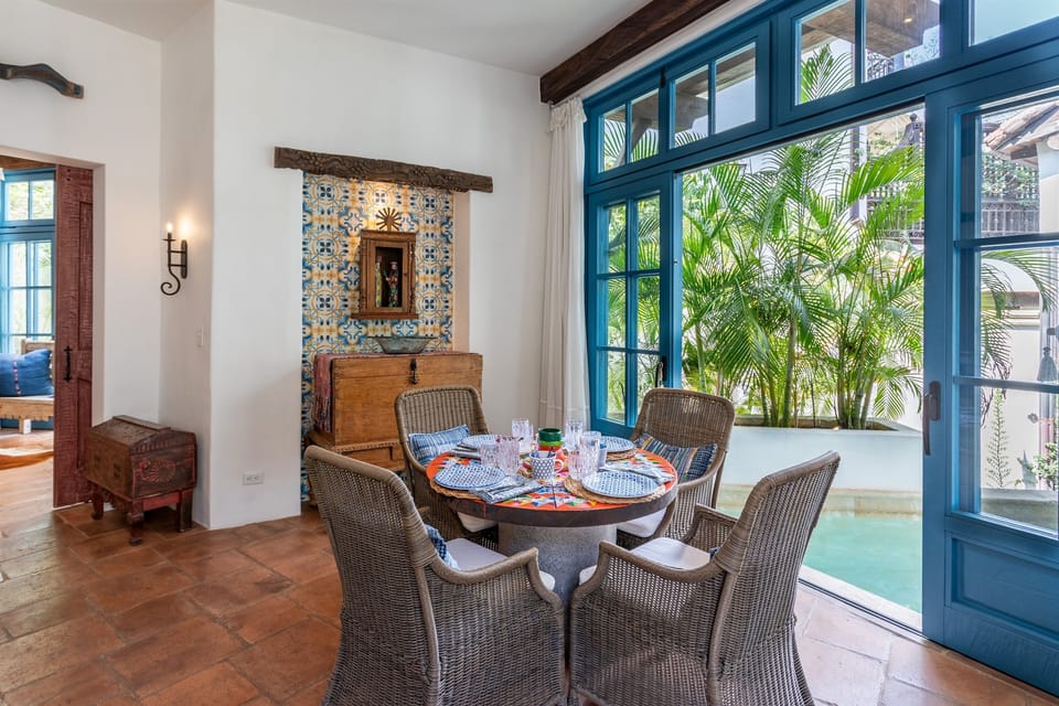 Breakfast nook overlooking plunge pool