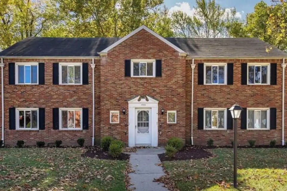 4 units building (2 lower, 2 upper) Laundry in basement which is shared space