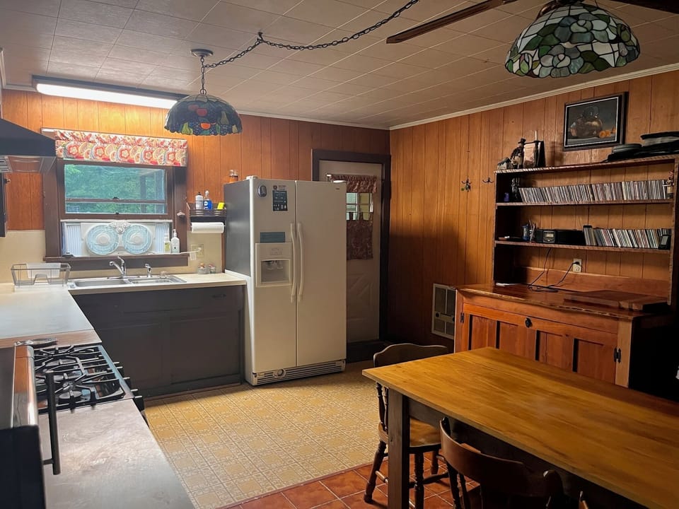 Full refrigerator and freezer 