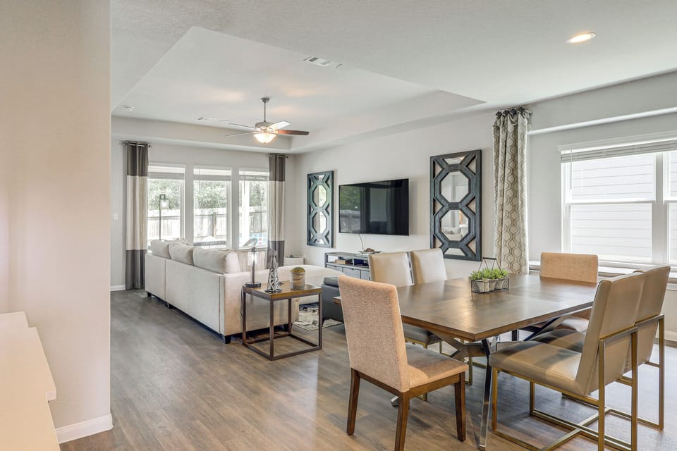 Dining Area | Dishware/Flatware Provided