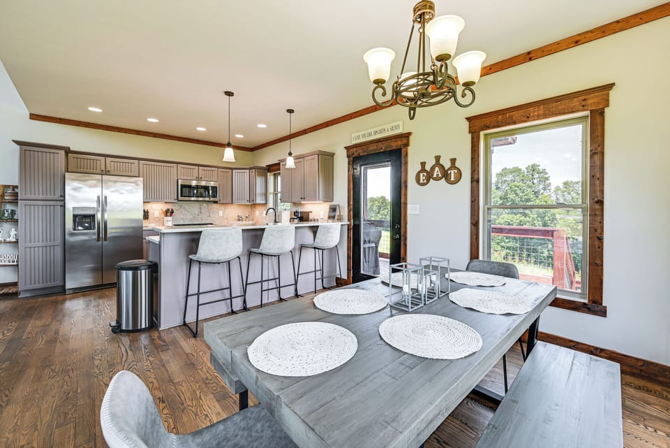 Dining Area | Dishware/Flatware Provided | 2nd Floor