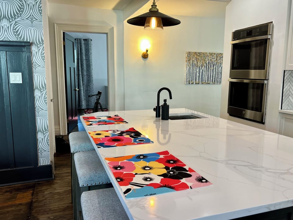 Kitchen Island seats 5